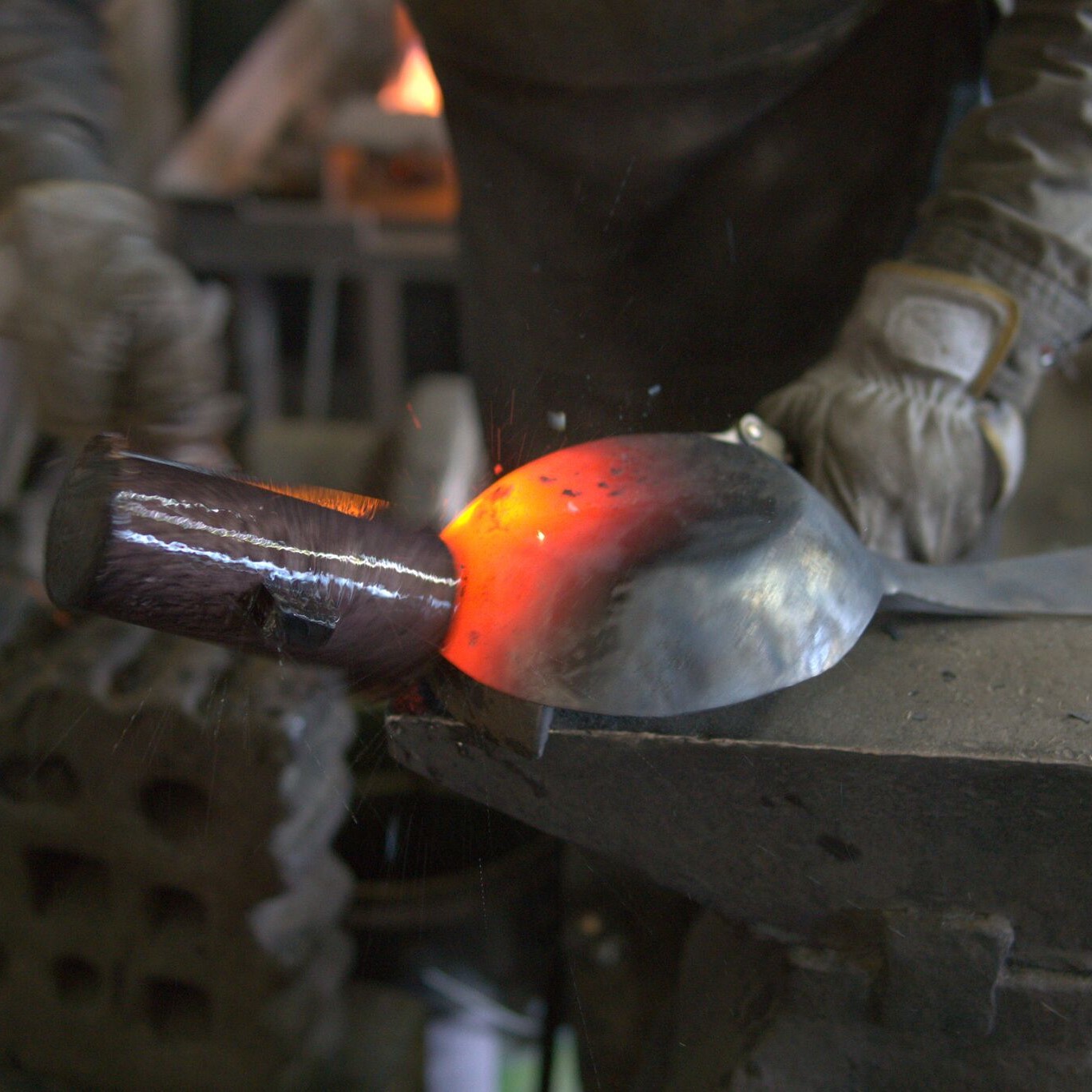 鍛冶屋さんとつくる、料理が美味しくなる一枚鉄のフライパン。
