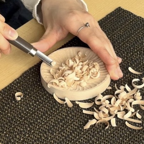 ＜彫刻刀セット付き＞初めての木彫。心地よい彫刻刀の使い方で、豆皿を彫る。８月