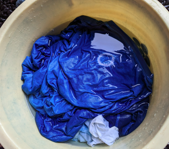 服を染め直して、育てていく。藍の染め替えワークショップ。2025年11月