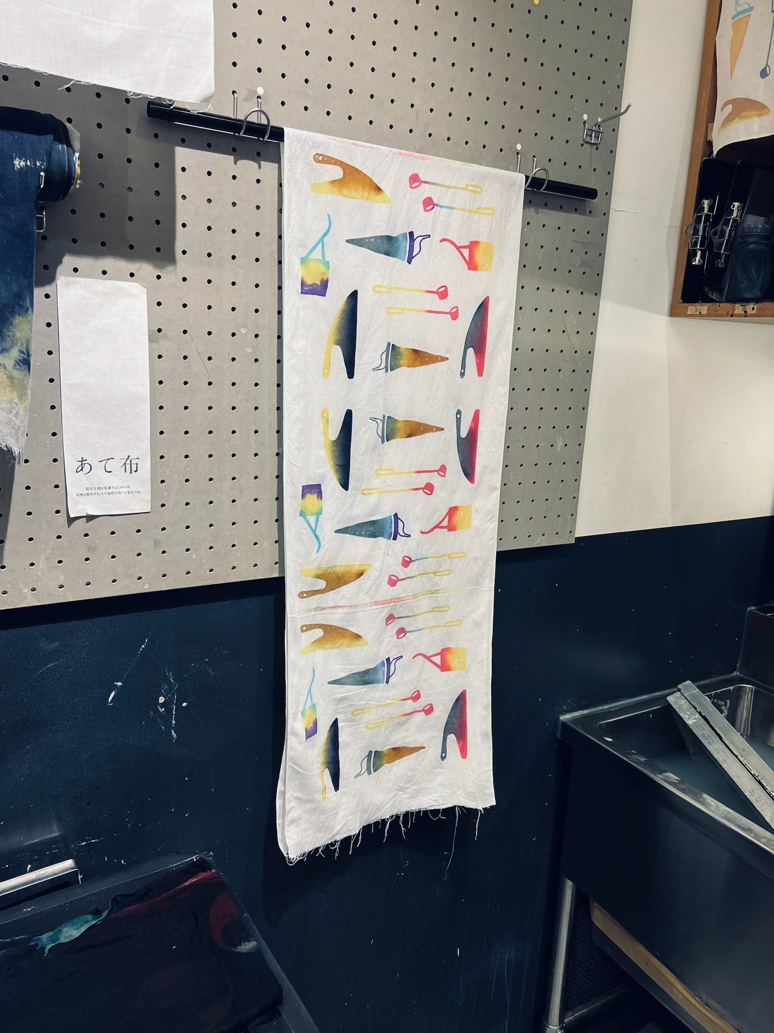 にじみ、ゆらぐ『にじゆら』の手ぬぐい注染染めフルコース体験